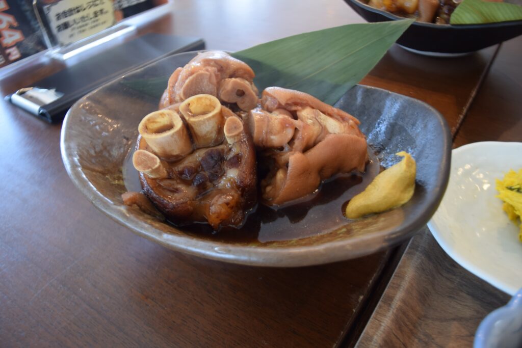 うるま市民食堂の沖縄県産豚とろとろ豚足(てびち）煮付けを実食！
